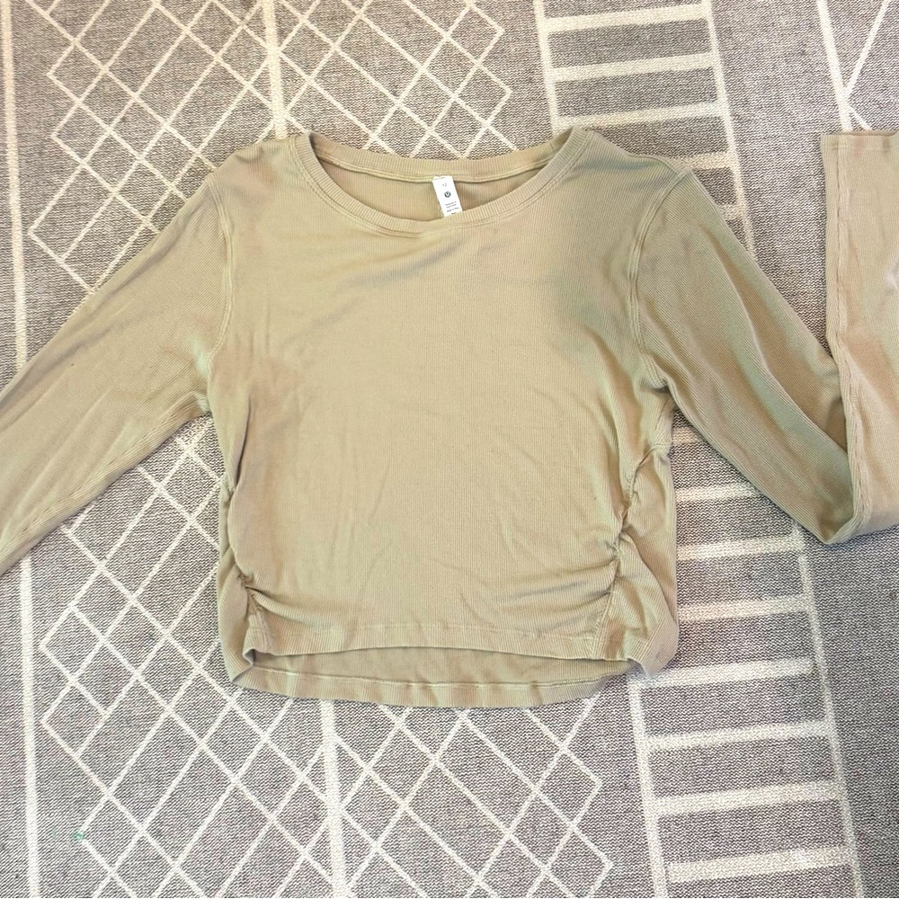 Lululemon- Women Ribbed Long Sleeve cropped top
